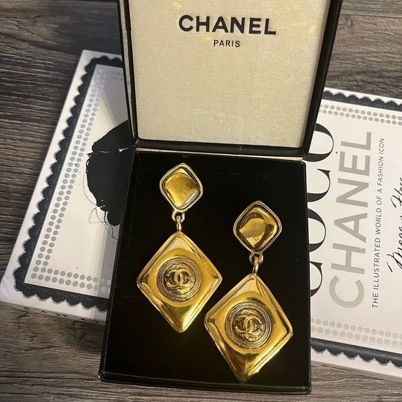 RARE! Chanel Vintage Gold CC Diamond Shape Dangle Clip On Earrings - Picture 10 of 11